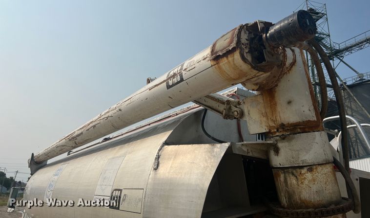 image for item MR9881 1997 International 4900  feed delivery truck