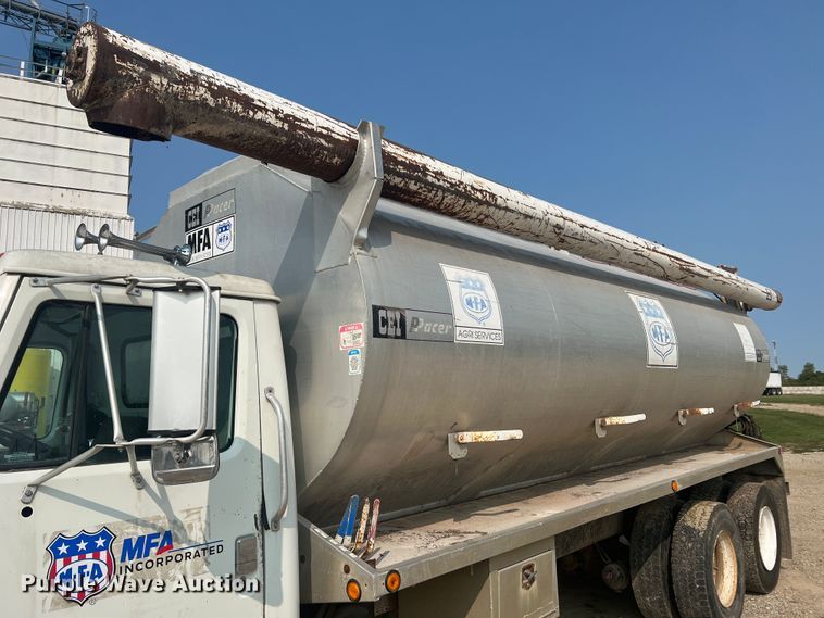 image for item MR9881 1997 International 4900  feed delivery truck