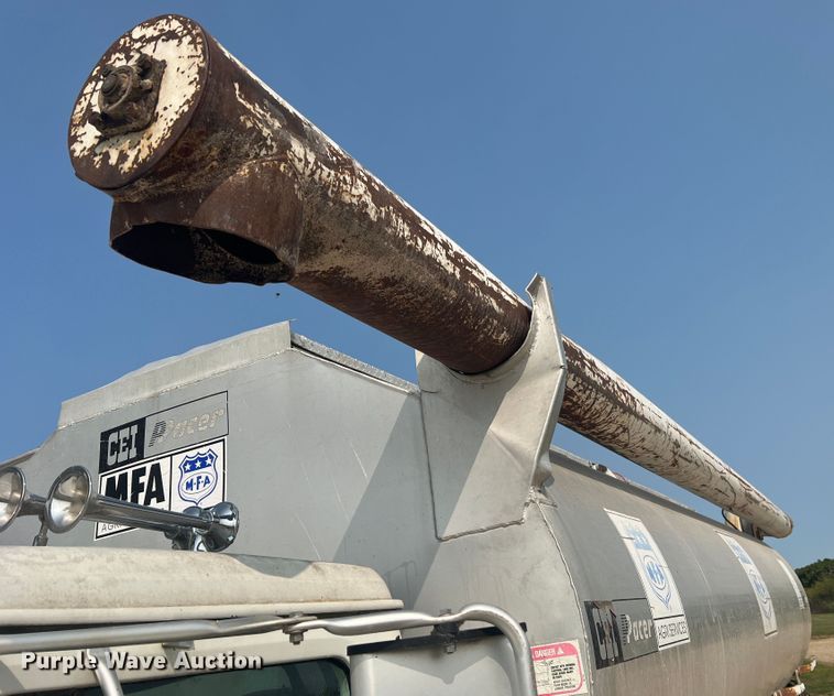 image for item MR9881 1997 International 4900  feed delivery truck