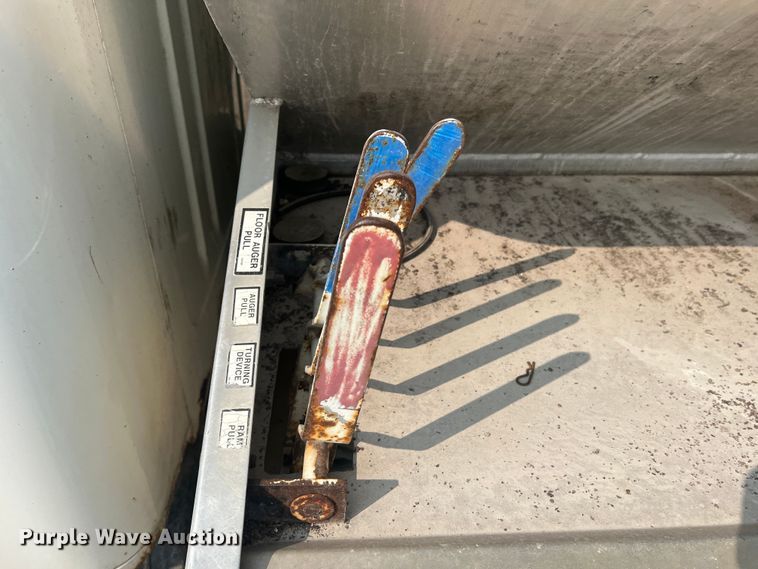 image for item MR9881 1997 International 4900  feed delivery truck