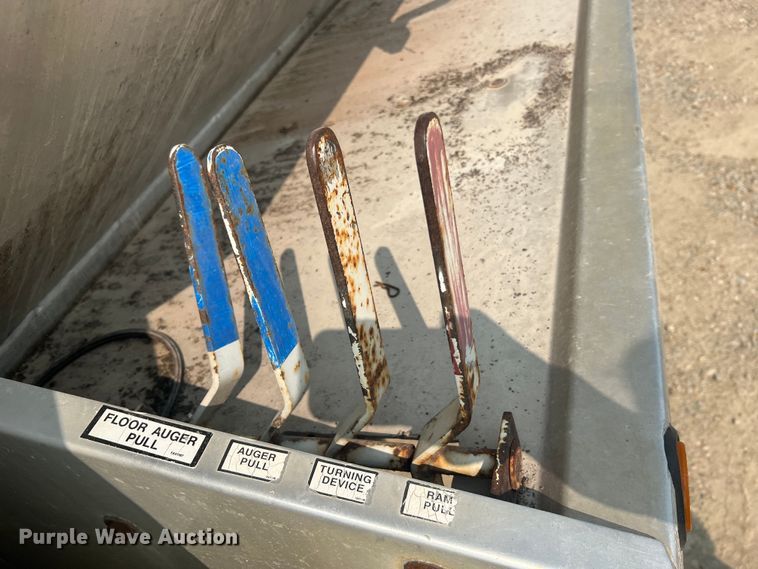 image for item MR9881 1997 International 4900  feed delivery truck