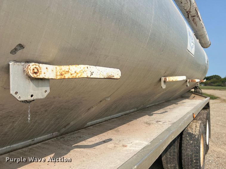 image for item MR9881 1997 International 4900  feed delivery truck