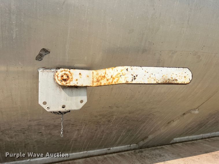 image for item MR9881 1997 International 4900  feed delivery truck