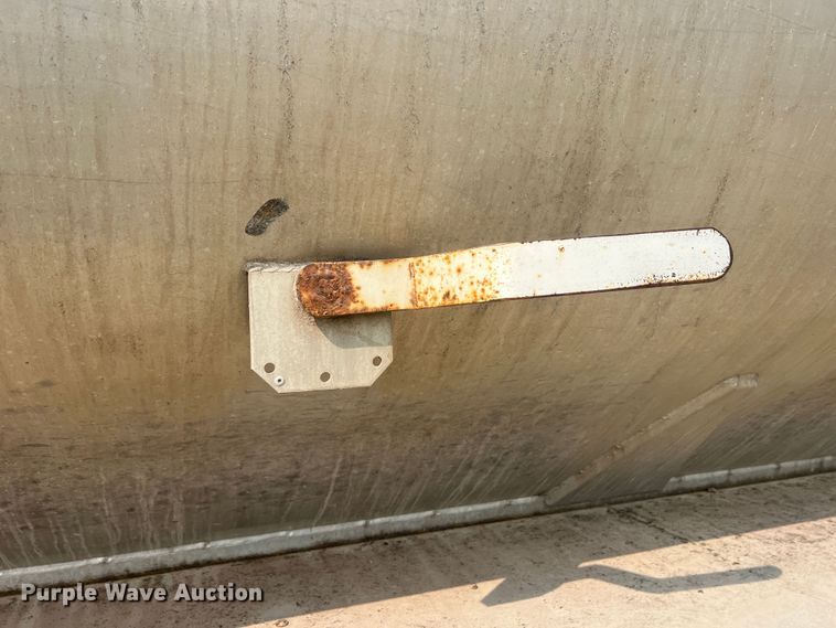 image for item MR9881 1997 International 4900  feed delivery truck