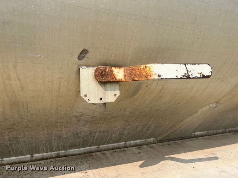 image for item MR9881 1997 International 4900  feed delivery truck