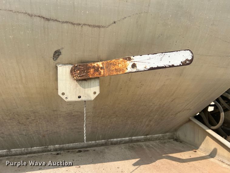 image for item MR9881 1997 International 4900  feed delivery truck