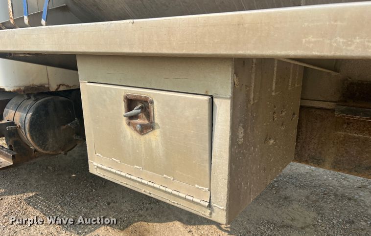 image for item MR9881 1997 International 4900  feed delivery truck