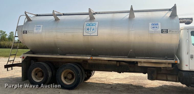 image for item MR9881 1997 International 4900  feed delivery truck