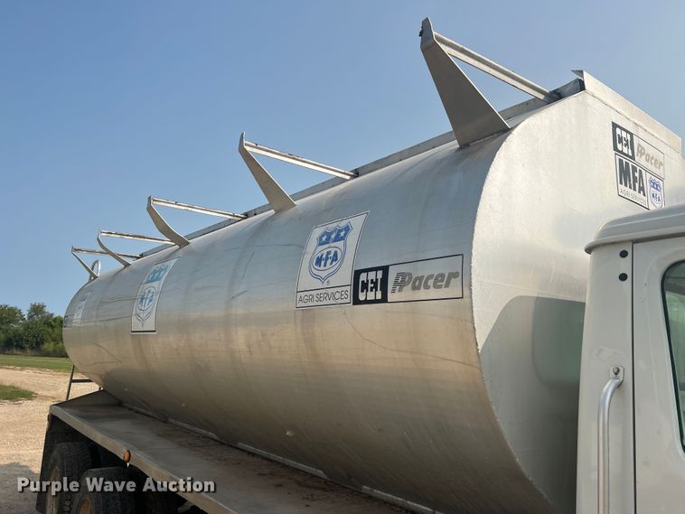 image for item MR9881 1997 International 4900  feed delivery truck