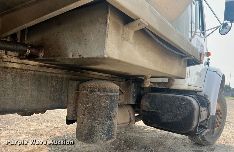 image for item MR9881 1997 International 4900  feed delivery truck