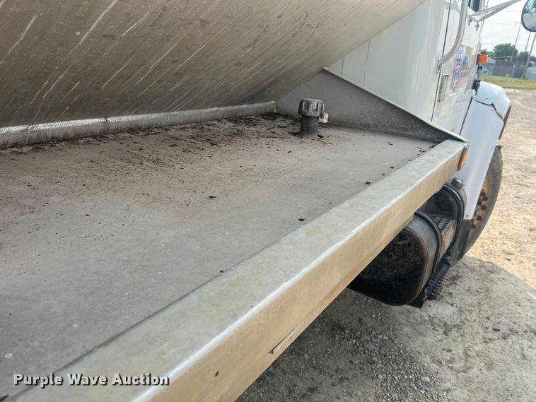 image for item MR9881 1997 International 4900  feed delivery truck