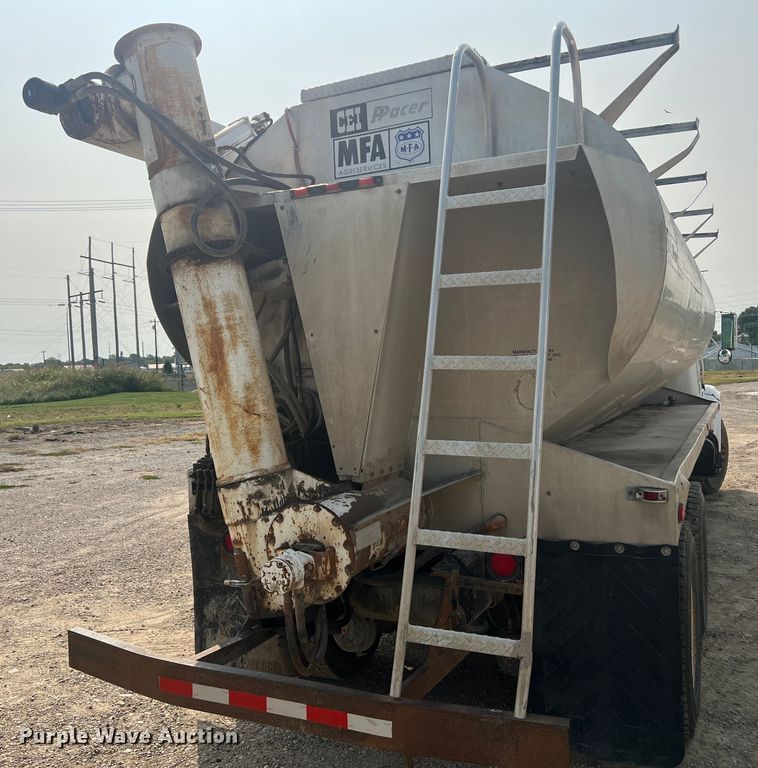 image for item MR9881 1997 International 4900  feed delivery truck