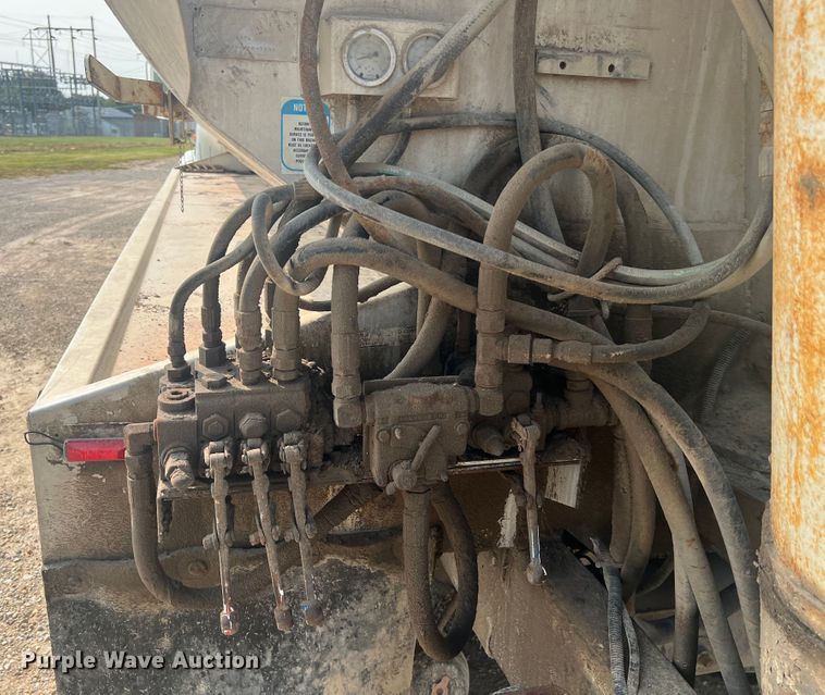 image for item MR9881 1997 International 4900  feed delivery truck