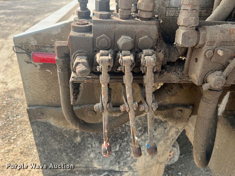 image for item MR9881 1997 International 4900  feed delivery truck