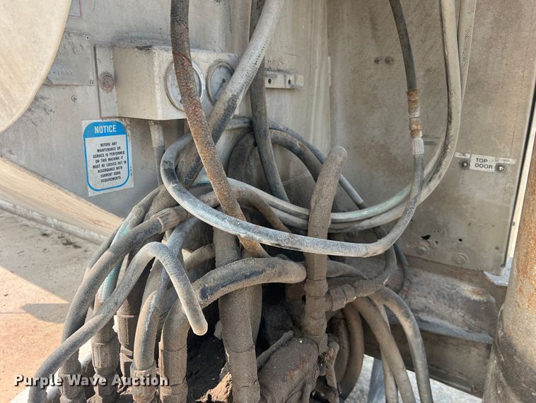 image for item MR9881 1997 International 4900  feed delivery truck