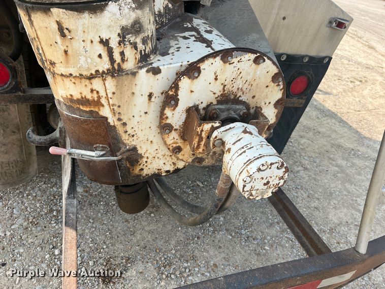 image for item MR9881 1997 International 4900  feed delivery truck