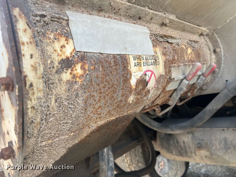 image for item MR9881 1997 International 4900  feed delivery truck