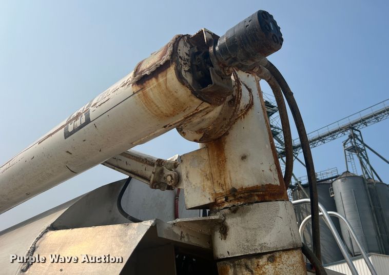 image for item MR9881 1997 International 4900  feed delivery truck