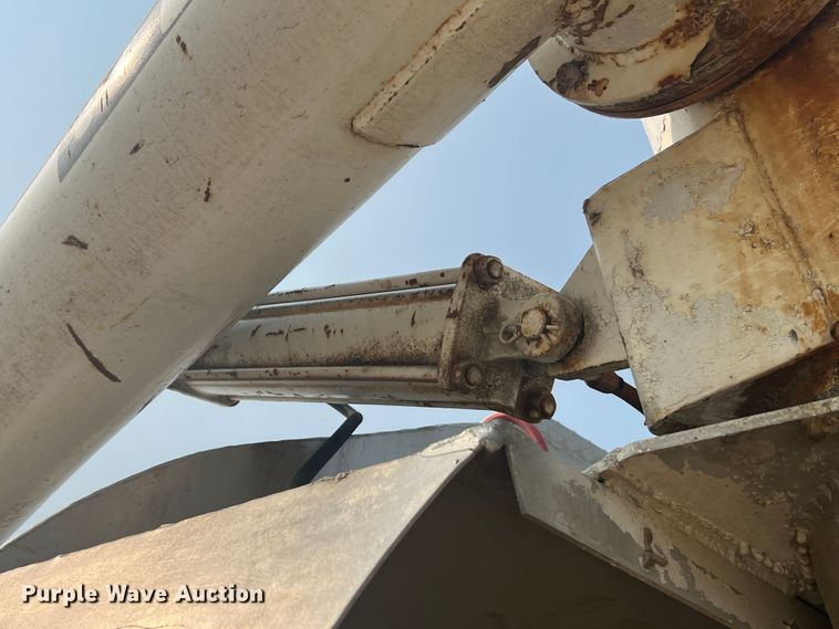 image for item MR9881 1997 International 4900  feed delivery truck