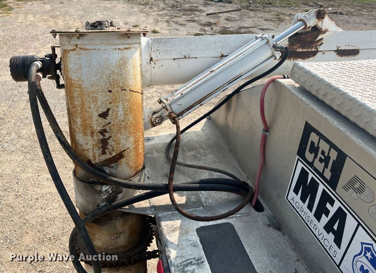 image for item MR9881 1997 International 4900  feed delivery truck