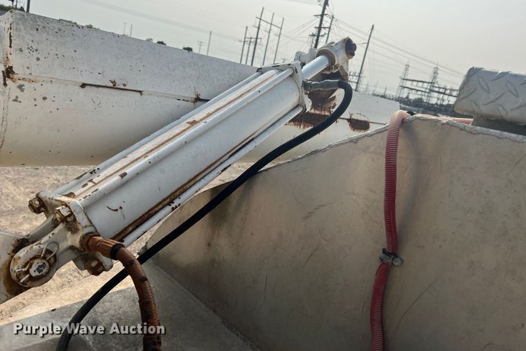 image for item MR9881 1997 International 4900  feed delivery truck