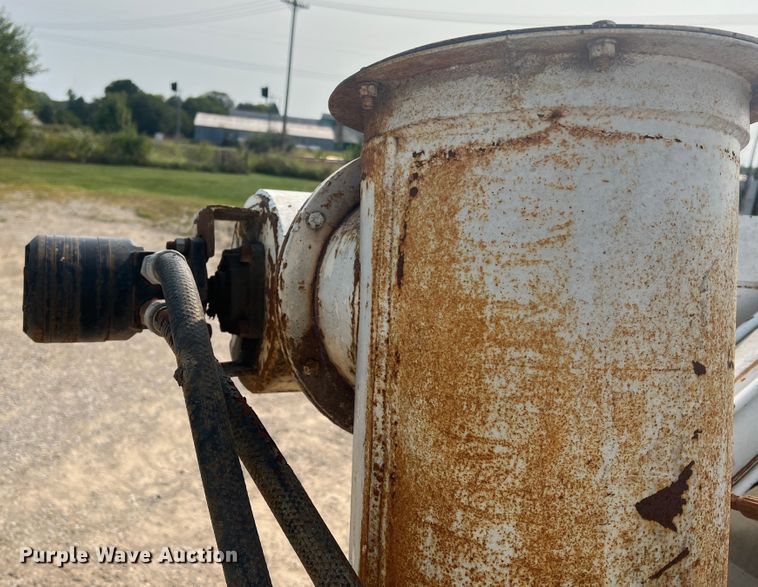 image for item MR9881 1997 International 4900  feed delivery truck