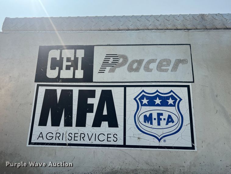 image for item MR9881 1997 International 4900  feed delivery truck