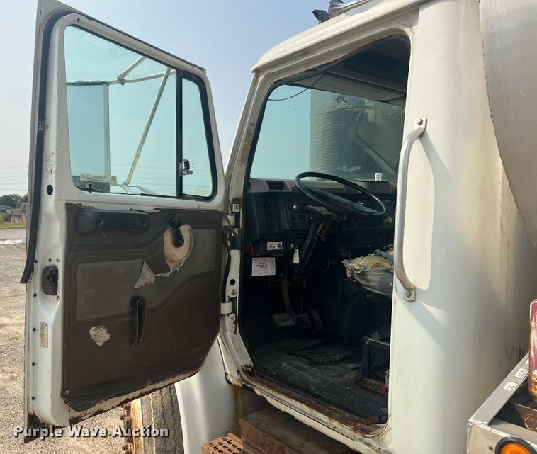 image for item MR9881 1997 International 4900  feed delivery truck