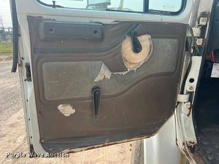 image for item MR9881 1997 International 4900  feed delivery truck