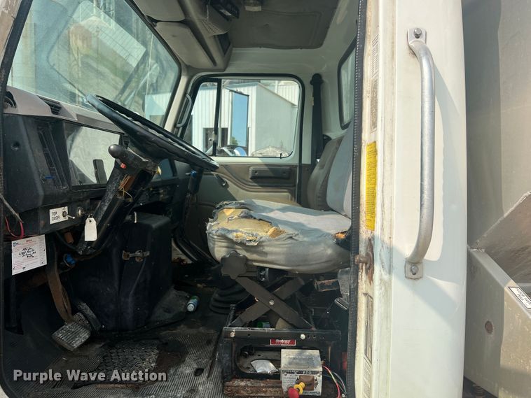 image for item MR9881 1997 International 4900  feed delivery truck