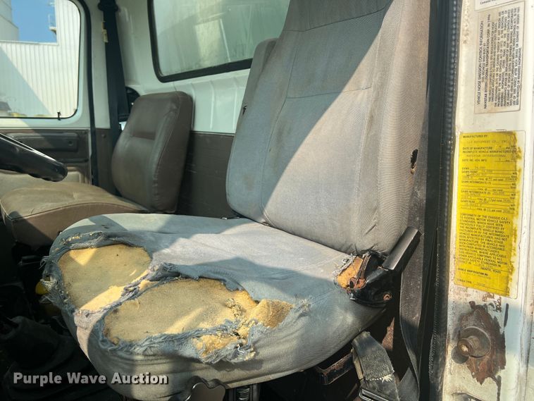 image for item MR9881 1997 International 4900  feed delivery truck