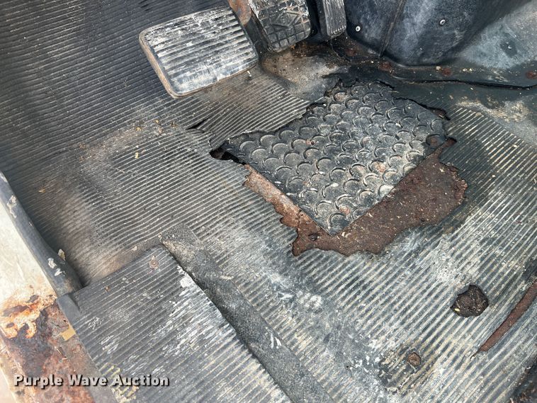 image for item MR9881 1997 International 4900  feed delivery truck