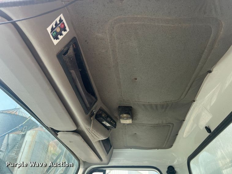 image for item MR9881 1997 International 4900  feed delivery truck