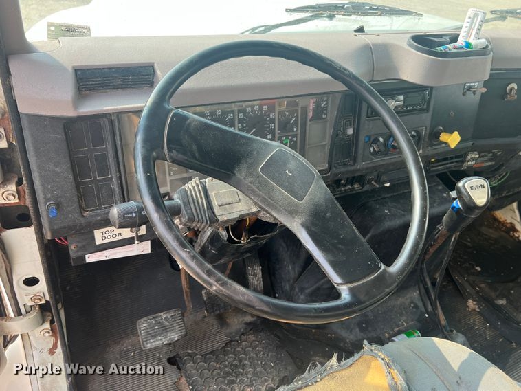 image for item MR9881 1997 International 4900  feed delivery truck