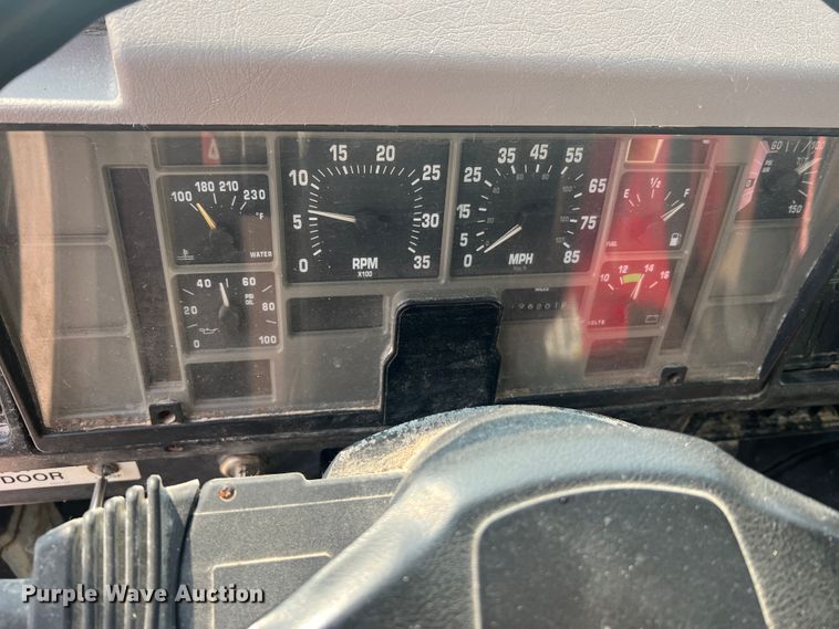 image for item MR9881 1997 International 4900  feed delivery truck