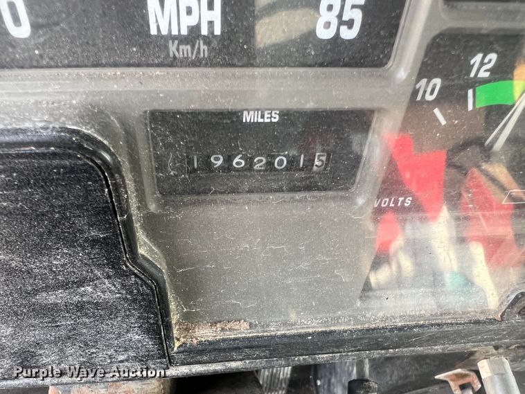 image for item MR9881 1997 International 4900  feed delivery truck