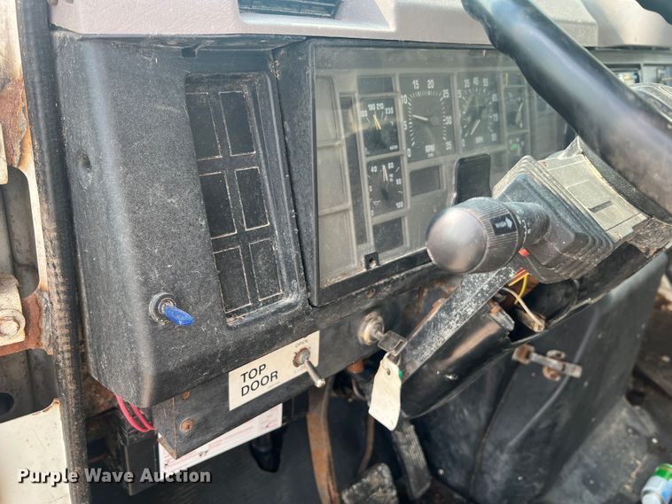 image for item MR9881 1997 International 4900  feed delivery truck