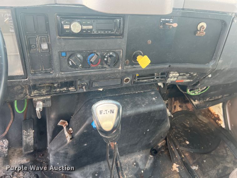 image for item MR9881 1997 International 4900  feed delivery truck