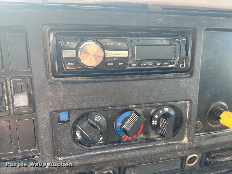 image for item MR9881 1997 International 4900  feed delivery truck