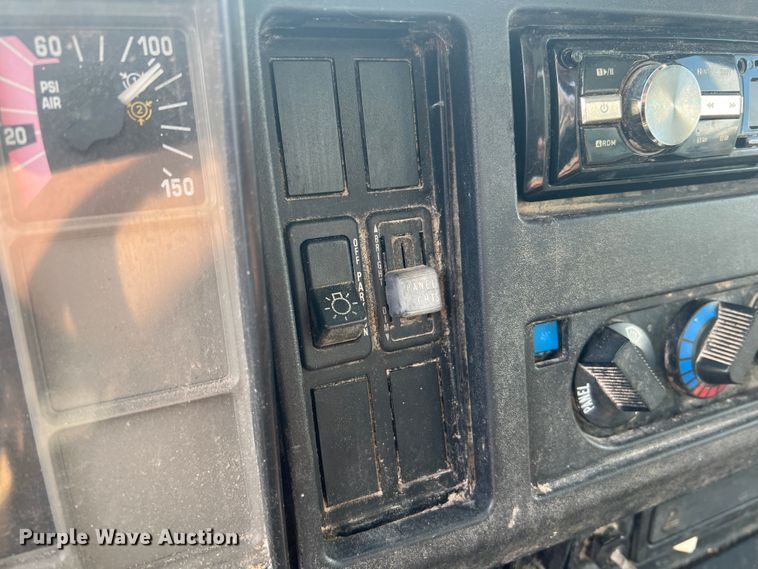 image for item MR9881 1997 International 4900  feed delivery truck