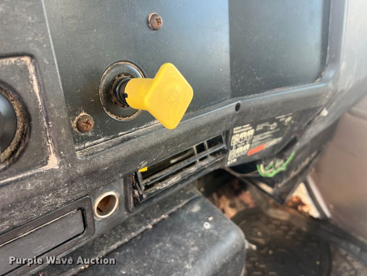 image for item MR9881 1997 International 4900  feed delivery truck