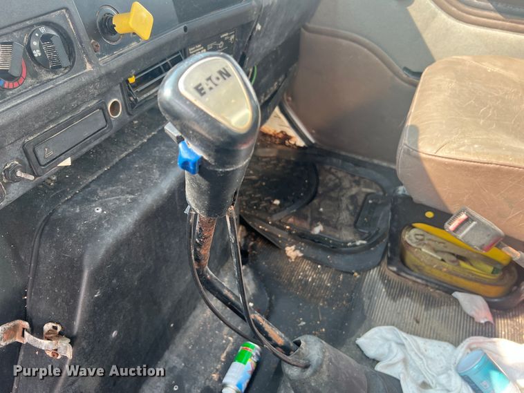 image for item MR9881 1997 International 4900  feed delivery truck