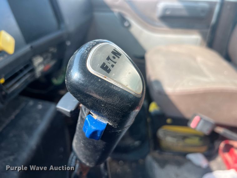 image for item MR9881 1997 International 4900  feed delivery truck