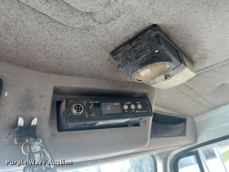 image for item MR9881 1997 International 4900  feed delivery truck