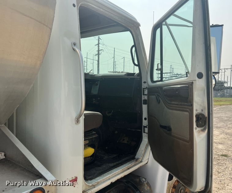 image for item MR9881 1997 International 4900  feed delivery truck