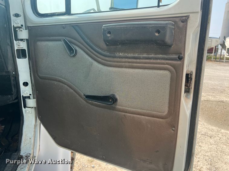 image for item MR9881 1997 International 4900  feed delivery truck