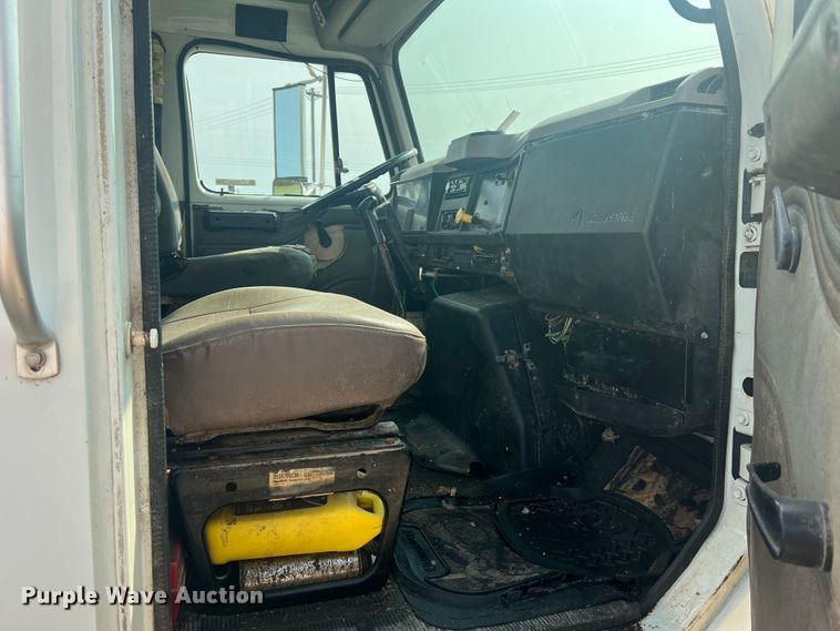 image for item MR9881 1997 International 4900  feed delivery truck