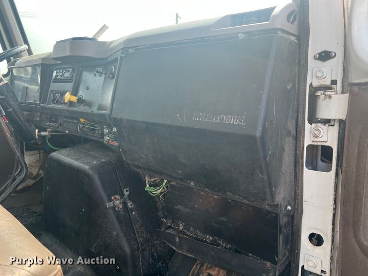 image for item MR9881 1997 International 4900  feed delivery truck