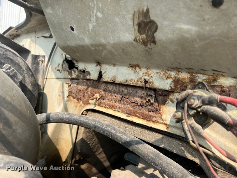 image for item MR9881 1997 International 4900  feed delivery truck