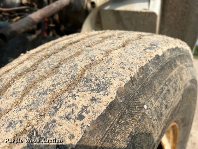 image for item MR9881 1997 International 4900  feed delivery truck